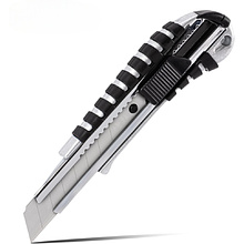 Нож строительный Deli YS DL4254, 18 мм, прорезиненная рукоятка, серебристый, черный