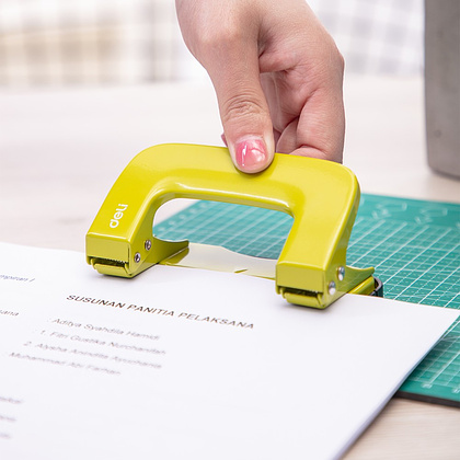 Дырокол "Deli 0136", 10 листов, ассорти - 3